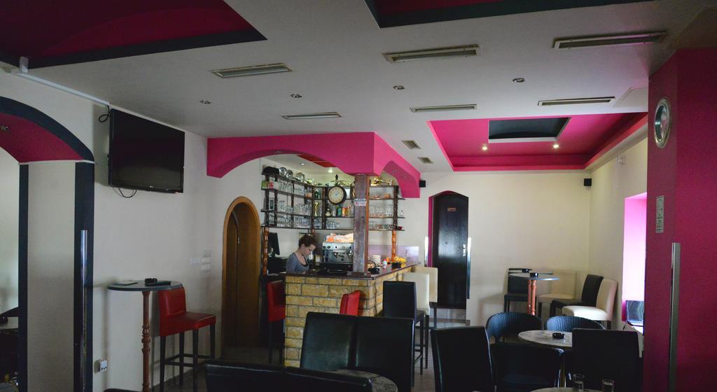 Guesthouse Pink Panther Udbina エクステリア 写真