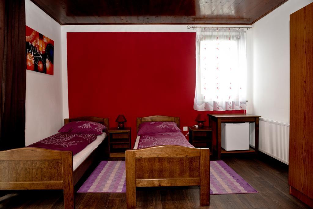 Guesthouse Pink Panther Udbina エクステリア 写真