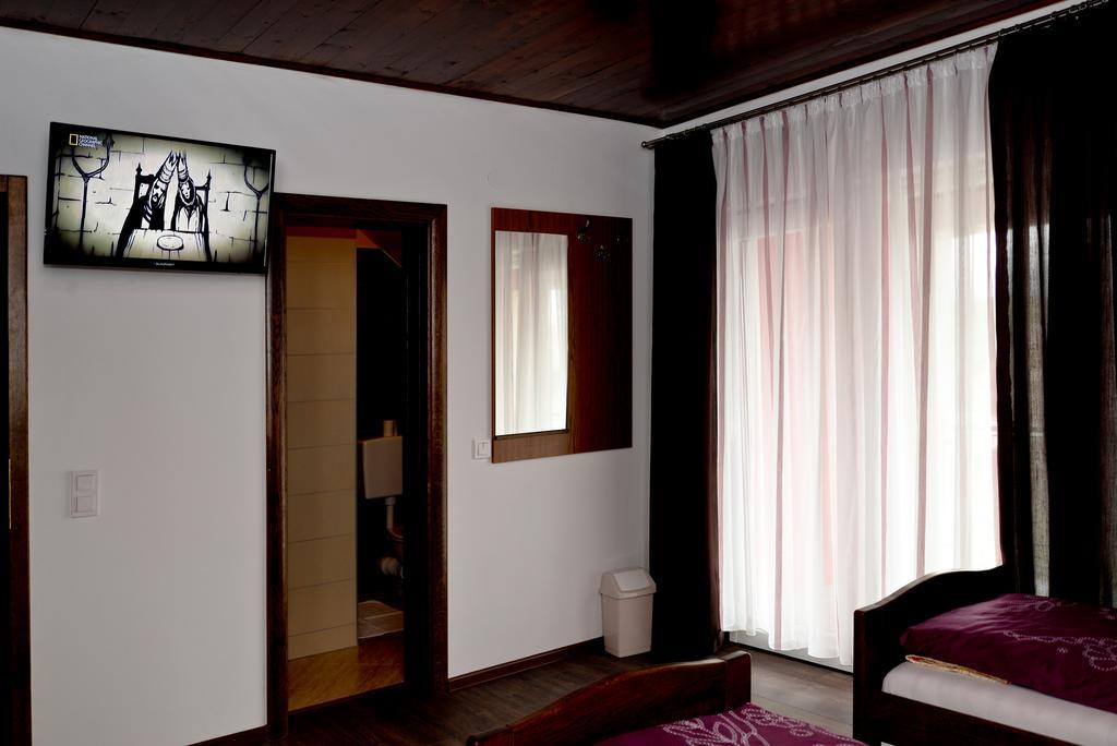 Guesthouse Pink Panther Udbina エクステリア 写真