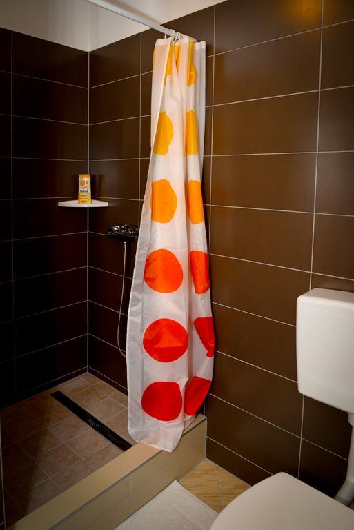 Guesthouse Pink Panther Udbina エクステリア 写真