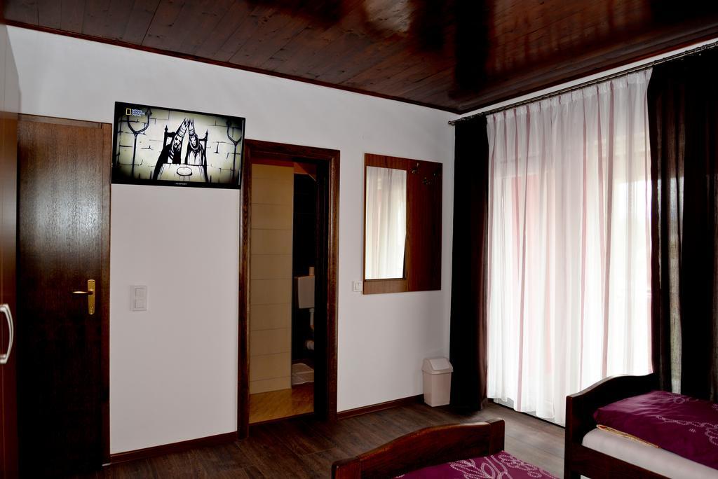 Guesthouse Pink Panther Udbina エクステリア 写真